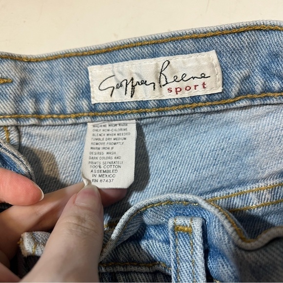 Vintage Geoffrey Beene Light Wash Mom Jeans - Tapered, High Waist, Size 8 W26 - Picture 5 of 6